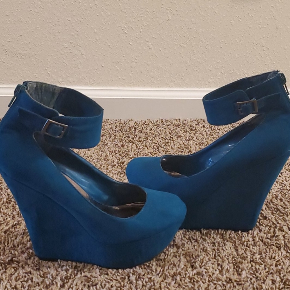 Breckelle Round Toe Platform Wedges